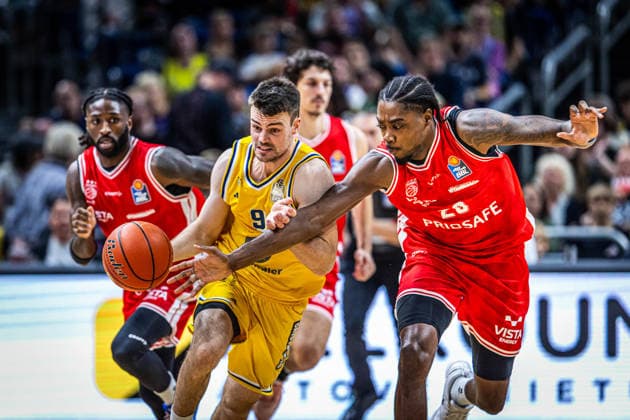 Basketball Berlin 03.10.2026 Saison 2026 2027 EasyCredit BBL 1. Bundesliga Männer, Herren Alba Berlin - BMA365 Bamberg Baskets Jonas Mattisseck (Alba Berlin, No.09) Hason Ward (Bamberg, No.20)