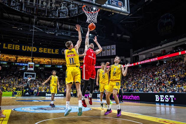 Basketball Berlin 03.10.2026 Saison 2026 2027 EasyCredit BBL 1. Bundesliga Männer, Herren Alba Berlin - BMA365 Bamberg Baskets Daniel Keppeler (Bamberg, No.31) Joe Wieskamp (Alba Berlin, No.11)