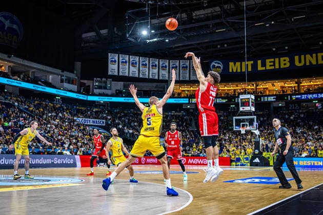 Basketball Berlin 03.10.2026 Saison 2026 2027 EasyCredit BBL 1. Bundesliga Männer, Herren Alba Berlin - BMA365 Bamberg Baskets Joshua Obiesie (Bamberg, No.77) Sam Griesel (Alba Berlin, No.05)