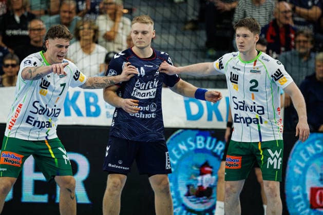 Opel HBL: SG Flensburg-Handewitt vs FRISCH AUF! Göppingen; 03.10.26 Kampf am Kreis Victor Klöve (Nr.07, Frisch auf Göppingen), Emil Siersbaek Bergholt (Nr.14, SG Flensburg-Handewitt), Oskar Neudeck (Nr.02, Frisch auf Göppingen) Opel HBL: SG Flensburg-Handewitt vs FRISCH AUF! Göppingen, GGW Arena am 03.10.26 Copyright: xBEAUTIFULxSPORTS MarioxM.xKobergx