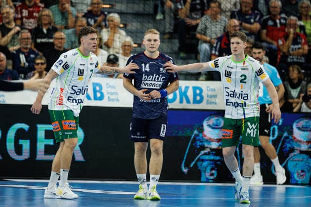 Opel HBL: SG Flensburg-Handewitt vs FRISCH AUF! Göppingen; 03.10.26 Kampf am Kreis Victor Klöve (Nr.07, Frisch auf Göppingen), Emil Siersbaek Bergholt (Nr.14, SG Flensburg-Handewitt), Oskar Neudeck (Nr.02, Frisch auf Göppingen) Opel HBL: SG Flensburg-Handewitt vs FRISCH AUF! Göppingen, GGW Arena am 03.10.26 Copyright: xBEAUTIFULxSPORTS MarioxM.xKobergx