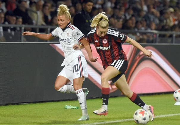 03.10.2026, xhbx, Fussball Google Pixel Frauen-Bundesliga, Eintracht Frankfurt - FC Bayern München v.l. Linda Dallmann (FC Bayern München Frauen), Nina Lührßen (Eintracht Frankfurt Damen) Frankfurt am Main