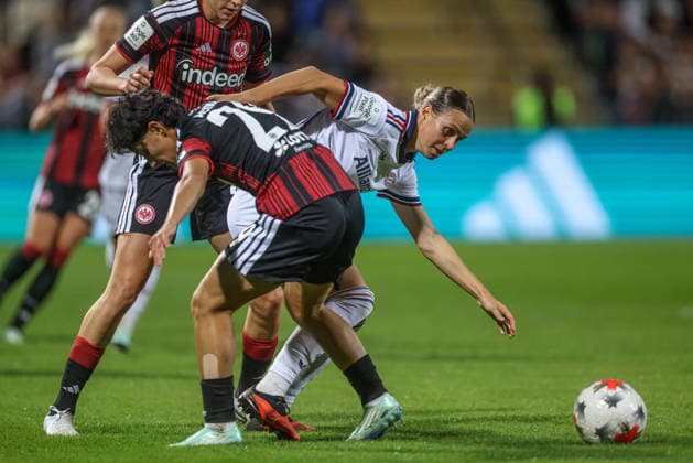 GER, Frankfurt, Eintracht Frankfurt vs FC Bayern München, Google Pixel Frauen Bundesliga, Fussball, DFB, Spielzeit 2026 2027, Stadion am Brentanobad, 6. Spieltag im Bild v.l.: Dilara Acikgoz (Eintracht Frankfurt Frauen 29), Klara Bühl (FC Bayern München Frauen 17) DFB DFL REGULATIONS PROHIBIT ANY USE OF PHOTOGRAPHS AS IMAGE SEQUENCES AND OR QUASI-VIDEO, 03.10.2026 Copyright: HMBxMedia HendrikxHamelau