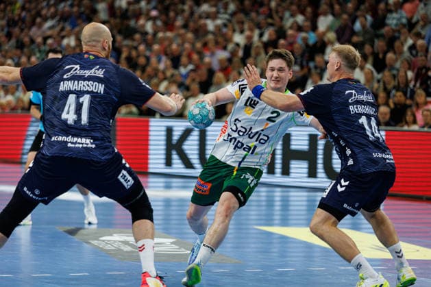 Opel HBL: SG Flensburg-Handewitt vs FRISCH AUF! Göppingen; 03.10.26 Oskar Neudeck (Nr.02, Frisch auf Göppingen) gegen Arnar Freyr Arnarsson (Nr.41, SG Flensburg-Handewitt) und Emil Siersbaek Bergholt (Nr.14, SG Flensburg-Handewitt) Opel HBL: SG Flensburg-Handewitt vs FRISCH AUF! Göppingen, GGW Arena am 03.10.26 Copyright: xBEAUTIFULxSPORTS MarioxM.xKobergx