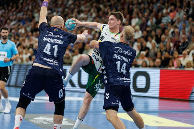 Opel HBL: SG Flensburg-Handewitt vs FRISCH AUF! Göppingen; 03.10.26 Oskar Neudeck (Nr.02, Frisch auf Göppingen) gegen Arnar Freyr Arnarsson (Nr.41, SG Flensburg-Handewitt) und Emil Siersbaek Bergholt (Nr.14, SG Flensburg-Handewitt) Opel HBL: SG Flensburg-Handewitt vs FRISCH AUF! Göppingen, GGW Arena am 03.10.26 Copyright: xBEAUTIFULxSPORTS MarioxM.xKobergx