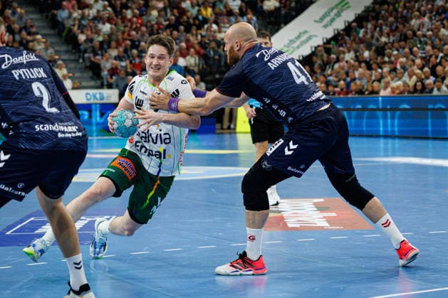 Opel HBL: SG Flensburg-Handewitt vs FRISCH AUF! Göppingen; 03.10.26 Oskar Neudeck (Nr.02, Frisch auf Göppingen) gegen Arnar Freyr Arnarsson (Nr.41, SG Flensburg-Handewitt) Opel HBL: SG Flensburg-Handewitt vs FRISCH AUF! Göppingen, GGW Arena am 03.10.26 Copyright: xBEAUTIFULxSPORTS MarioxM.xKobergx