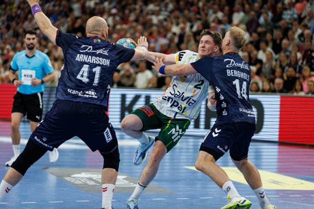 Opel HBL: SG Flensburg-Handewitt vs FRISCH AUF! Göppingen; 03.10.26 Oskar Neudeck (Nr.02, Frisch auf Göppingen) gegen Arnar Freyr Arnarsson (Nr.41, SG Flensburg-Handewitt) und Emil Siersbaek Bergholt (Nr.14, SG Flensburg-Handewitt) Opel HBL: SG Flensburg-Handewitt vs FRISCH AUF! Göppingen, GGW Arena am 03.10.26 Copyright: xBEAUTIFULxSPORTS MarioxM.xKobergx
