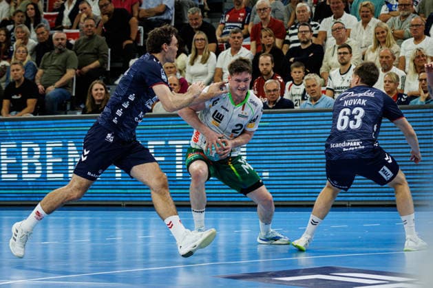 Opel HBL: SG Flensburg-Handewitt vs FRISCH AUF! Göppingen; 03.10.26 Oskar Neudeck (Nr.02, Frisch auf Göppingen) im Angriff Opel HBL: SG Flensburg-Handewitt vs FRISCH AUF! Göppingen, GGW Arena am 03.10.26 Copyright: xBEAUTIFULxSPORTS MarioxM.xKobergx