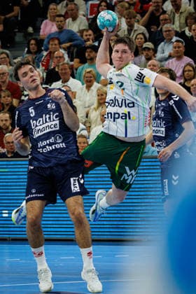 Opel HBL: SG Flensburg-Handewitt vs FRISCH AUF! Göppingen; 03.10.26 Oskar Neudeck (Nr.02, Frisch auf Göppingen) gegen Niclas Kirkelokke (Nr.05, SG Flensburg-Handewitt) Opel HBL: SG Flensburg-Handewitt vs FRISCH AUF! Göppingen, GGW Arena am 03.10.26 Copyright: xBEAUTIFULxSPORTS MarioxM.xKobergx