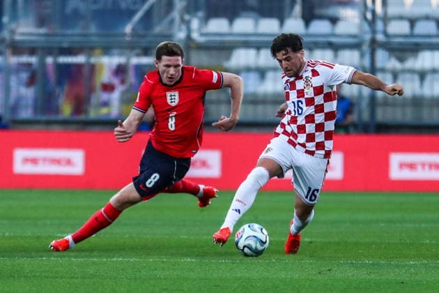 Rijeka 03.10.2026. PIlka nozna UEFA Liga Narodow sezon 2026 2027 kolejka 3 mecz: Chorwacja - Anglia --- Football UEFA Nations League season 2026 2027 round 3 match: Croatia - England nz Elliot Anderson, Martin Baturina Fot. Kacper Staniec NEWSPIX.PL --- newspix.pl POLAND OUT! 