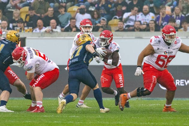Handover Hugh Harvey (Potsdam Royals, 08 Quarter Back) to Chrisman Kyei (Potsdam Royals, 02 Running Back) Dresden Monarchs vs Potsdam Royals, American Football, German Football League, Week 22, Championship Game, 2026, 03.10.2026, Dresden Rudolf Harbig Stadion Saxony Germany Copyright: xPFA SebastianxJustx