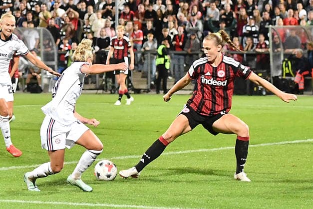 03.10.2026, xhbx, Fussball Google Pixel Frauen-Bundesliga, Eintracht Frankfurt - FC Bayern München v.l. Linda Dallmann (FC Bayern München Frauen), Martine Oestenstad (Eintracht Frankfurt Damen) Frankfurt am Main