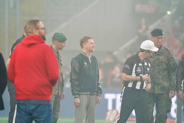Sachsens Ministerpraesident Michael Kretschmer wird vor Kickoff auf dem Spielfeld begrueßt Dresden Monarchs vs. Potsdam Royals, American Football, German Football League, GFL Bowl, Saison 2026, 03.10.2026 Dresden Monarchs vs. Potsdam Royals, American Football, German Football League, GFL Bowl, Saison 2026, 03.10.2026 Dresden Copyright: xEibner-Pressefoto PiaxSchindlerx EP_PSR