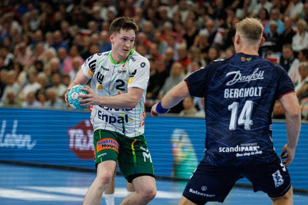 Opel HBL: SG Flensburg-Handewitt vs FRISCH AUF! Göppingen; 03.10.26 Oskar Neudeck (Nr.02, Frisch auf Göppingen) gegen Emil Siersbaek Bergholt (Nr.14, SG Flensburg-Handewitt) Opel HBL: SG Flensburg-Handewitt vs FRISCH AUF! Göppingen, GGW Arena am 03.10.26 Copyright: xBEAUTIFULxSPORTS MarioxM.xKobergx