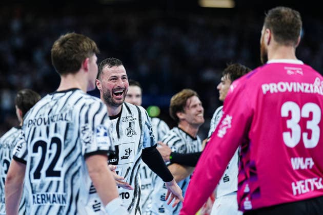 THW Kiel jubelt Jubel nach Sieg Spielende GER, THW Kiel vs. VfL Gummersbach, Handball, 1. Bundesliga, Spieltag 7, Saison 2026 2027, 03.10.2026 GER, THW Kiel vs. VfL Gummersbach, Handball, 1. Bundesliga, Spieltag 7, Saison 2026 2027, 03.10.2026 Kiel Copyright: xEibner-Pressefoto MarcelxvonxFehrnx EP_MFN