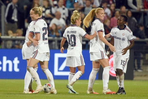 03.10.2026, xhbx, Fussball Google Pixel Frauen-Bundesliga, Eintracht Frankfurt - FC Bayern München v.l. Team von FC Bayern München jubeln jubelt nach Spielende. Frankfurt am Main