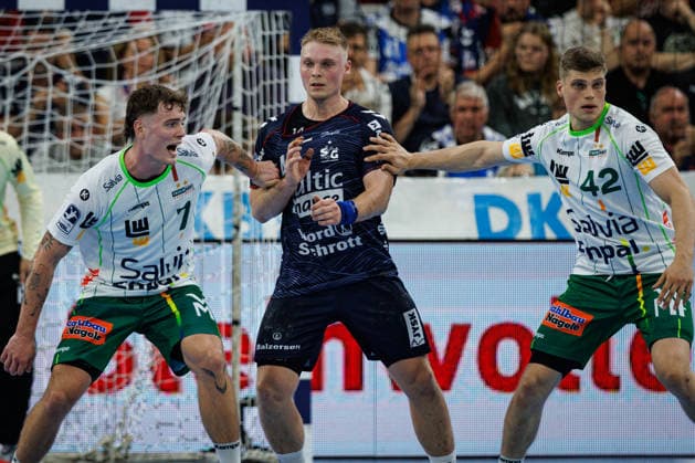 Opel HBL: SG Flensburg-Handewitt vs FRISCH AUF! Göppingen; 03.10.26 Kampf am Kreis Victor Klöve (Nr.07, Frisch auf Göppingen), Emil Siersbaek Bergholt (Nr.14, SG Flensburg-Handewitt), Martin Hanne (Nr.42, Frisch auf Göppingen) Opel HBL: SG Flensburg-Handewitt vs FRISCH AUF! Göppingen, GGW Arena am 03.10.26 Copyright: xBEAUTIFULxSPORTS MarioxM.xKobergx