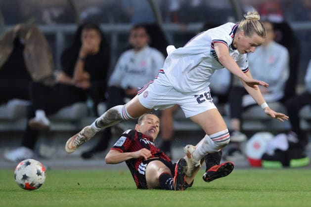 Eintracht Frankfurt - FC Bayern München, Google Pixel Frauen-Bundesliga Hayley Raso (Eintracht Frankfurt, 16) stoppt Franziska Kett (FC Bayern München, 20). Spiel des Google Pixel Frauen-Bundesliga zwischen Eintracht Frankfurt und dem FC Bayern München am 3. Oktober 2026 im Stadion am Brentanobad in Frankfurt am Main., Frankfurt am Main Hessen Deutschland Stadion am Brentanobad