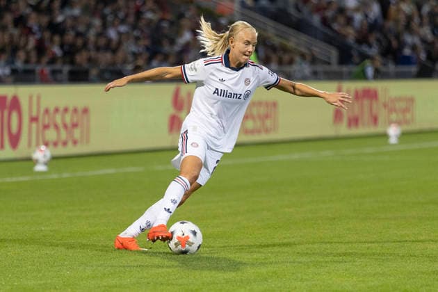 Google Pixel Frauen Bundesliga: Eintracht Frankfurt - FC Bayern München, 03.10.2026 Pernille Harder (FC Bayern München 21) am Ball, Freisteller, Portrait Porträt, Eintracht Frankfurt - FC Bayern München, Frankfurt, Stadion am Brentanobad, 3.10.2026 Copyright: xBEAUTIFULxSPORTS Gawlikx