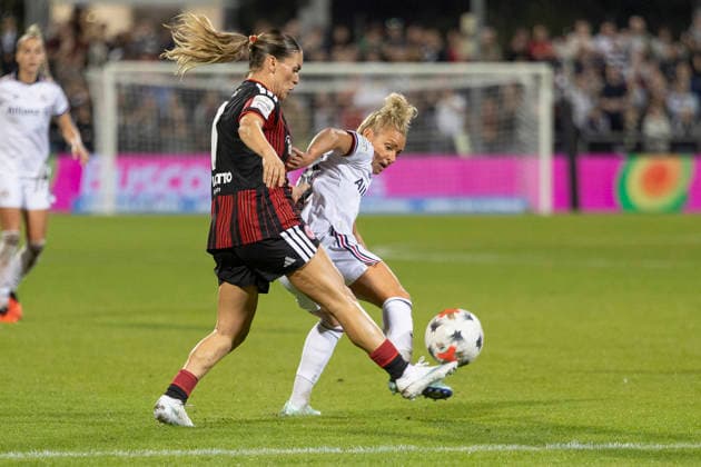 Google Pixel Frauen Bundesliga: Eintracht Frankfurt - FC Bayern München, 03.10.2026 Ereleta Memeti (Eintracht Frankfurt 7) und Linda Dallmann (FC Bayern München 10) im zweikampf um den Ball, Eintracht Frankfurt - FC Bayern München, Frankfurt, Stadion am Brentanobad, 3.10.2026 Copyright: xBEAUTIFULxSPORTS Gawlikx