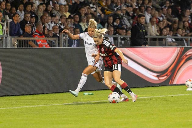 Google Pixel Frauen Bundesliga: Eintracht Frankfurt - FC Bayern München, 03.10.2026 Linda Dallmann (FC Bayern München 10) und Nina Lührßen Lührssen (Eintracht Frankfurt 11) im Kampf u mden Ball, Eintracht Frankfurt - FC Bayern München, Frankfurt, Stadion am Brentanobad, 3.10.2026 Copyright: xBEAUTIFULxSPORTS Gawlikx