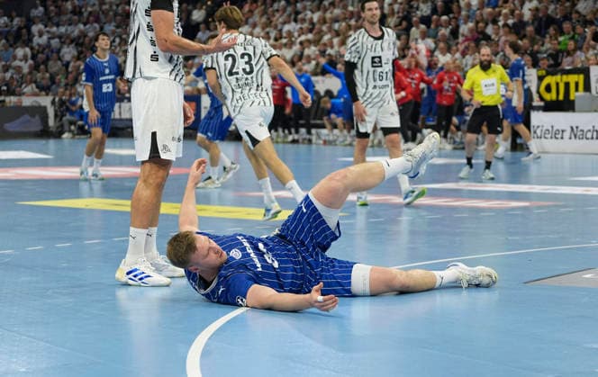 Foto : am Boden zerstört ist ...... Kristjan Horzen ( Gummersbach ) Handball Herren 1. Bundesliga am Sa. 03.10.2026 THW Kiel - VfL Gummersbach
