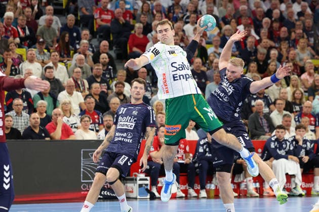 03.10.2026, xBHAx, Handball, Opel HBL, Saison 2026 2027, 1.HBL, SG Flensburg-Handewitt - FRISCH AUF! Göppingen, GGW Arena: Max Beneke(FRISCH AUF! Göppingen, 9) im Angriff gegen Emil Bergholt(SG Flensburg-Handewitt, 14) Schleswig-Holstein Deutschkand