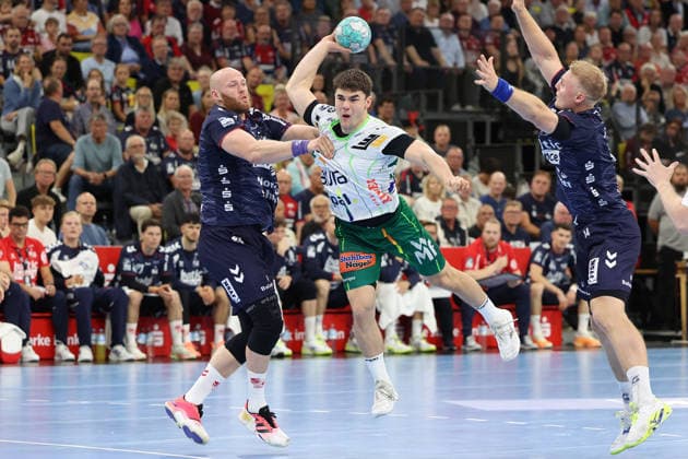 03.10.2026, xBHAx, Handball, Opel HBL, Saison 2026 2027, 1.HBL, SG Flensburg-Handewitt - FRISCH AUF! Göppingen, GGW Arena: Arnar Freyr Arnarsson (SG Flensburg-Handewitt, 41) gegen Elias Newel(FRISCH AUF! Göppingen, 40) und Emil Bergholt(SG Flensburg-Handewitt, 14) Schleswig-Holstein Deutschkand