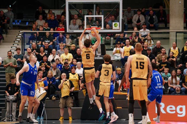 2. Basketball Bundesliga ProB Nord - 2. Spieltag: Lok Bernau - ART Giants Düsseldorf Lukas Johannes Klein (Lok Bernau, 6) beim Dunk am 03.10.2026 in der Sparkassen-Arena Bernau, Bernau (Brandenburg) Bernau Sparkassen-Arena Bernau Brandenburg Deutschland