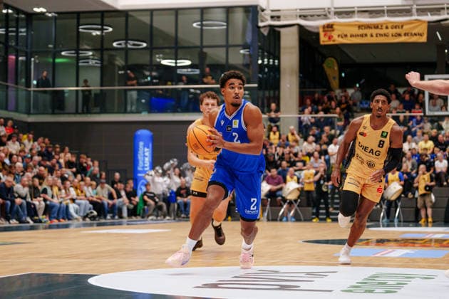 2. Basketball Bundesliga ProB Nord - 2. Spieltag: Lok Bernau - ART Giants Düsseldorf AimÃ Olma (ART Giants Düsseldorf, 2) führt den Ball am 03.10.2026 in der Sparkassen-Arena Bernau, Bernau (Brandenburg) Bernau Sparkassen-Arena Bernau Brandenburg Deutschland
