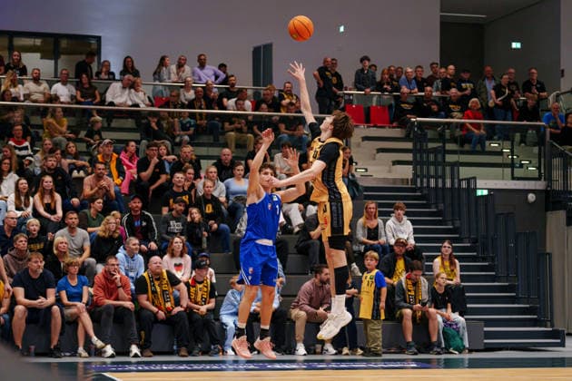 2. Basketball Bundesliga ProB Nord - 2. Spieltag: Lok Bernau - ART Giants Düsseldorf Lars Kremer (ART Giants Düsseldorf, 1) beim Wurf am 03.10.2026 in der Sparkassen-Arena Bernau, Bernau (Brandenburg) Bernau Sparkassen-Arena Bernau Brandenburg Deutschland