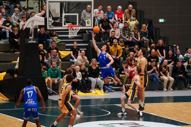 2. Basketball Bundesliga ProB Nord - 2. Spieltag: Lok Bernau - ART Giants Düsseldorf Lars Kremer (ART Giants Düsseldorf, 1) beim Korbleger am 03.10.2026 in der Sparkassen-Arena Bernau, Bernau (Brandenburg) Bernau Sparkassen-Arena Bernau Brandenburg Deutschland
