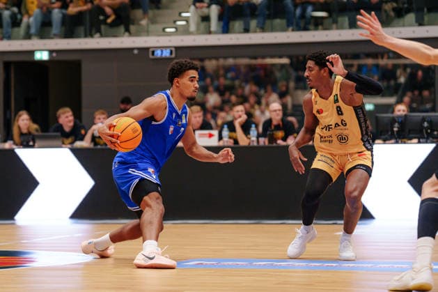 2. Basketball Bundesliga ProB Nord - 2. Spieltag: Lok Bernau - ART Giants Düsseldorf Ron Mvouika (ART Giants Düsseldorf, 7) gegen Shawn Anthony Scott II (Lok Bernau, 8) am 03.10.2026 in der Sparkassen-Arena Bernau, Bernau (Brandenburg) Bernau Sparkassen-Arena Bernau Brandenburg Deutschland