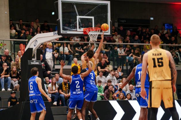 2. Basketball Bundesliga ProB Nord - 2. Spieltag: Lok Bernau - ART Giants Düsseldorf Lukas Johannes Klein (Lok Bernau, 6) beim Korbleger am 03.10.2026 in der Sparkassen-Arena Bernau, Bernau (Brandenburg) Bernau Sparkassen-Arena Bernau Brandenburg Deutschland