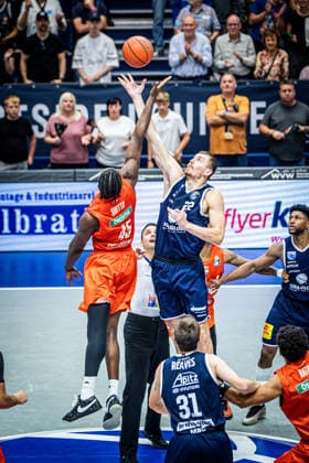 BB-1BL Herren Syntainics MBC - Ratiopharm Ulm Borisa Simanic (Syntainics MBC) und Oluwasimisola Shittu (Ratiopharm Ulm) waehrend der Saison 2026-2027 in der 1. EasyCredit Bundesliga am 4. Spieltag zwischen Syntainics MBC und Ratiopharm Ulm in der Stadthalle Weissenfels am 3. October 2026 in Weissenfels, Sachsen Anhalt, Deutschland