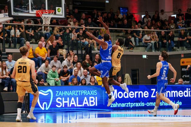 2. Basketball Bundesliga ProB Nord - 2. Spieltag: Lok Bernau - ART Giants Düsseldorf Mamadou Lagui Diallo (ART Giants Düsseldorf, 17) verteidigt im Sprung gegen Shawn Anthony Scott II (Lok Bernau, 8) am 03.10.2026 in der Sparkassen-Arena Bernau, Bernau (Brandenburg) Bernau Sparkassen-Arena Bernau Brandenburg Deutschland