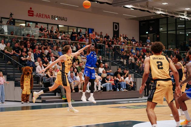 2. Basketball Bundesliga ProB Nord - 2. Spieltag: Lok Bernau - ART Giants Düsseldorf John Joseph Saigge (ART Giants Düsseldorf, 37) wirft am 03.10.2026 in der Sparkassen-Arena Bernau, Bernau (Brandenburg) Bernau Sparkassen-Arena Bernau Brandenburg Deutschland