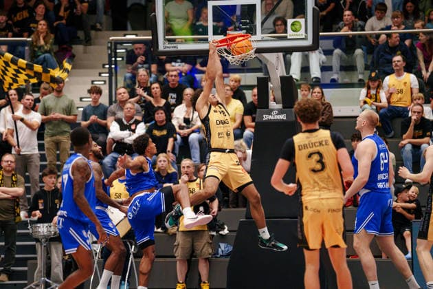 2. Basketball Bundesliga ProB Nord - 2. Spieltag: Lok Bernau - ART Giants Düsseldorf Noah Elino Adim Isichei (Lok Bernau, 2) beim Dunking am 03.10.2026 in der Sparkassen-Arena Bernau, Bernau (Brandenburg) Bernau Sparkassen-Arena Bernau Brandenburg Deutschland