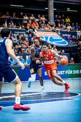 BB-1BL Herren Syntainics MBC - Ratiopharm Ulm Jaylen Sims (Ratiopharm Ulm) mit Kris Clyburn (Syntainics MBC) waehrend der Saison 2026-2027 in der 1. EasyCredit Bundesliga am 4. Spieltag zwischen Syntainics MBC und Ratiopharm Ulm in der Stadthalle Weissenfels am 3. October 2026 in Weissenfels, Sachsen Anhalt, Deutschland