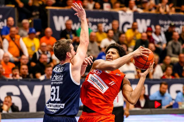 Meissa Faye (ratiopharm ulm, 11) Zweikampf, Duell, Kampf mit Spencer Reaves (SYNTAINICS MBC, 31) , GER, Syntainics MBC vs. Ratiopharm Ulm, Basketball, 1. Bundesliga, 4. Spieltag, Spielzeit 2026 2027, 03.10.2026 GER, Syntainics MBC vs. Ratiopharm Ulm, Basketball, 1. Bundesliga, 4. Spieltag, Spielzeit 2026 2027, 03.10.2026 Weissenfels Copyright: xEibner-Pressefoto LauraxRoemerx EP_LRR
