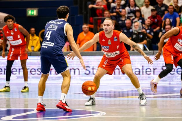 Devin Schmidt (ratiopharm ulm, 08) verteidigt gegen Vuk Radojicic (SYNTAINICS MBC, 04) , GER, Syntainics MBC vs. Ratiopharm Ulm, Basketball, 1. Bundesliga, 4. Spieltag, Spielzeit 2026 2027, 03.10.2026 GER, Syntainics MBC vs. Ratiopharm Ulm, Basketball, 1. Bundesliga, 4. Spieltag, Spielzeit 2026 2027, 03.10.2026 Weissenfels Copyright: xEibner-Pressefoto LauraxRoemerx EP_LRR