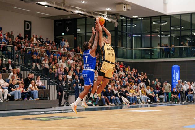 2. Basketball Bundesliga ProB Nord - 2. Spieltag: Lok Bernau - ART Giants Düsseldorf Noah Elino Adim Isichei (Lok Bernau, 2) fängt den Ball ab gegen Ron Mvouika (ART Giants Düsseldorf, 7) am 03.10.2026 in der Sparkassen-Arena Bernau, Bernau (Brandenburg) Bernau Sparkassen-Arena Bernau Brandenburg Deutschland