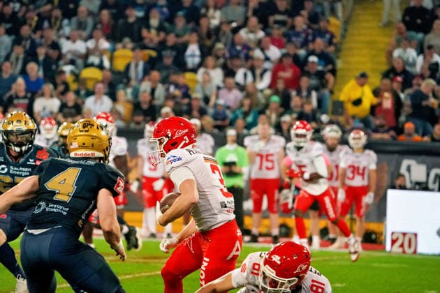 Maximilian McLeod (Potsdam Royals, 03) kaempft sich durch die Dresdner Defensive Dresden Monarchs vs. Potsdam Royals, American Football, German Football League, GFL Bowl, Saison 2026, 03.10.2026 Dresden Monarchs vs. Potsdam Royals, American Football, German Football League, GFL Bowl, Saison 2026, 03.10.2026 Dresden Copyright: xEibner-Pressefoto PiaxSchindlerx EP_PSR