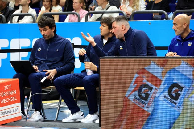 03.10.2026, Deutschland, GER, DEU, Basketball, 1.Bundesliga, 1.Tag, Saison 2026 2027, Berlin, ALBA Berlin vs Bamberg ALBA-Trainerbank, CHEFTRAINER Pedro Calles ( ALBA Berlin ), Co-Trainer Vladimir Bogojevic ( ALBA Berlin ), Assistentstrainer Sebastian Trzcionka ( ALBA Berlin ) nordphoto GmbH Engler Berlin Uber-Arena Berlin Deutschland Copyright: xNordphotox xEnglerx