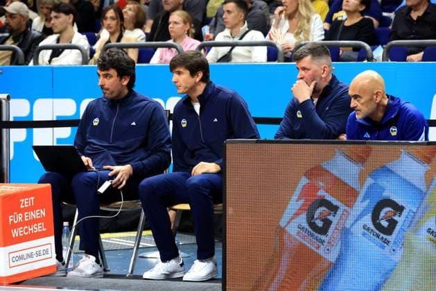 03.10.2026, Deutschland, GER, DEU, Basketball, 1.Bundesliga, 1.Tag, Saison 2026 2027, Berlin, ALBA Berlin vs Bamberg ALBA-Trainerbank, CHEFTRAINER Pedro Calles ( ALBA Berlin ), Co-Trainer Vladimir Bogojevic ( ALBA Berlin ), Assistentstrainer Sebastian Trzcionka ( ALBA Berlin ) nordphoto GmbH Engler Berlin Uber-Arena Berlin Deutschland Copyright: xNordphotox xEnglerx