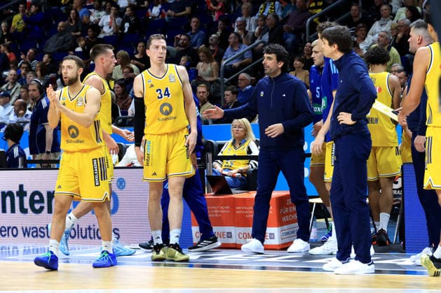 03.10.2026, Deutschland, GER, DEU, Basketball, 1.Bundesliga, 1.Tag, Saison 2026 2027, Berlin, ALBA Berlin vs Bamberg ALBA-Spielerkreis, CHEFTRAINER Pedro Calles ( ALBA Berlin ), Assistentstrainer Sebastian Trzcionka ( ALBA Berlin ) nordphoto GmbH Engler Berlin Uber-Arena Berlin Deutschland Copyright: xNordphotox xEnglerx