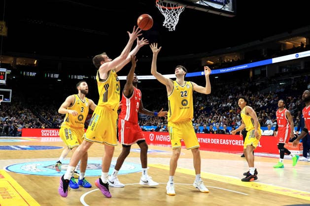 03.10.2026, Deutschland, GER, DEU, Basketball, 1.Bundesliga, 1.Tag, Saison 2026 2027, Berlin, ALBA Berlin vs Bamberg MALTE DELOW ( ALBA Berlin 6 ), Nevio Bennefeld ( ALBA Berlin 22 ), Hason Ward ( Bamberg 20 ) nordphoto GmbH Engler Berlin Uber-Arena Berlin Deutschland Copyright: xNordphotox xEnglerx