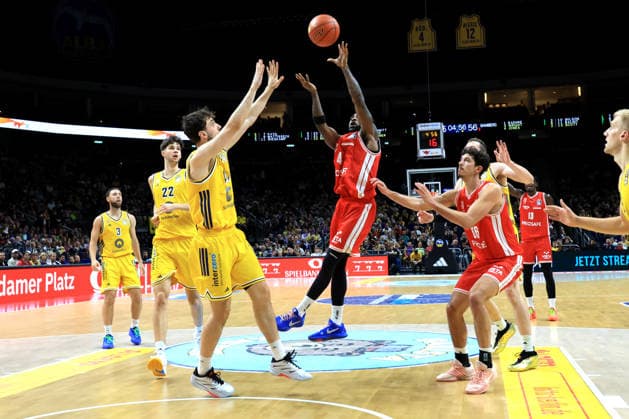 03.10.2026, Deutschland, GER, DEU, Basketball, 1.Bundesliga, 1.Tag, Saison 2026 2027, Berlin, ALBA Berlin vs Bamberg JULIUS BOEHMER ( ALBA Berlin 44 ), Nevio Bennefeld ( ALBA Berlin 22 ), Jordan Jones ( Bamberg 4 ), Yuval Hochstadter ( Bamberg 66 ) nordphoto GmbHNevio Bennefeld Engler Berlin Uber-Arena Berlin Deutschland Copyright: xNordphotox xEnglerx