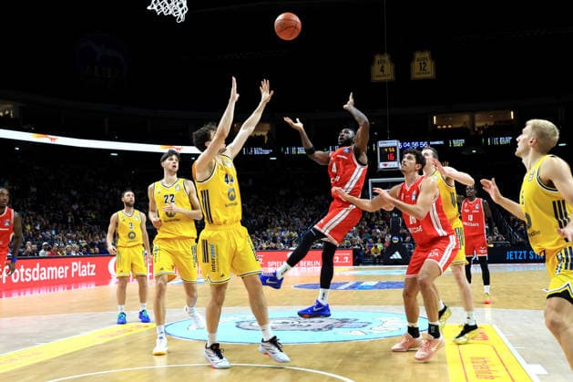 03.10.2026, Deutschland, GER, DEU, Basketball, 1.Bundesliga, 1.Tag, Saison 2026 2027, Berlin, ALBA Berlin vs Bamberg JULIUS BOEHMER ( ALBA Berlin 44 ), Nevio Bennefeld ( ALBA Berlin 22 ), Jordan Jones ( Bamberg 4 ), Yuval Hochstadter ( Bamberg 66 ) nordphoto GmbHNevio Bennefeld Engler Berlin Uber-Arena Berlin Deutschland Copyright: xNordphotox xEnglerx