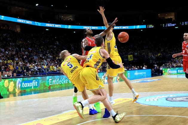 03.10.2026, Deutschland, GER, DEU, Basketball, 1.Bundesliga, 1.Tag, Saison 2026 2027, Berlin, ALBA Berlin vs Bamberg Sam Griesel ( ALBA Berlin 5 ), Justin Bean ( ALBA Berlin 34 ), Nevio Bennefeld ( ALBA Berlin 22 ), Jordan Jones ( Bamberg 4 ) nordphoto GmbH Engler Berlin Uber-Arena Berlin Deutschland Copyright: xNordphotox xEnglerx